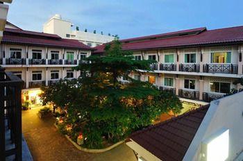 Rambuttri Village Plaza