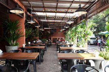 Rambuttri Village Plaza