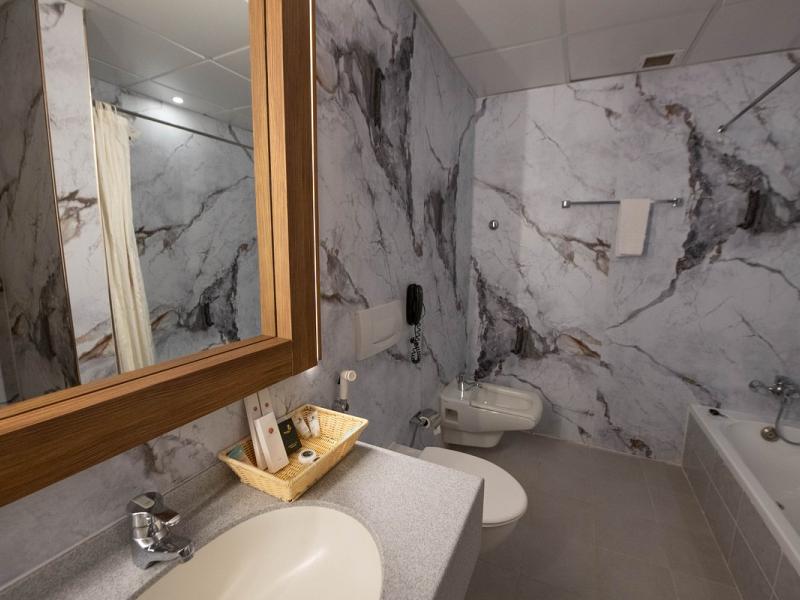 Ramee Guestline Hotel, Qurum