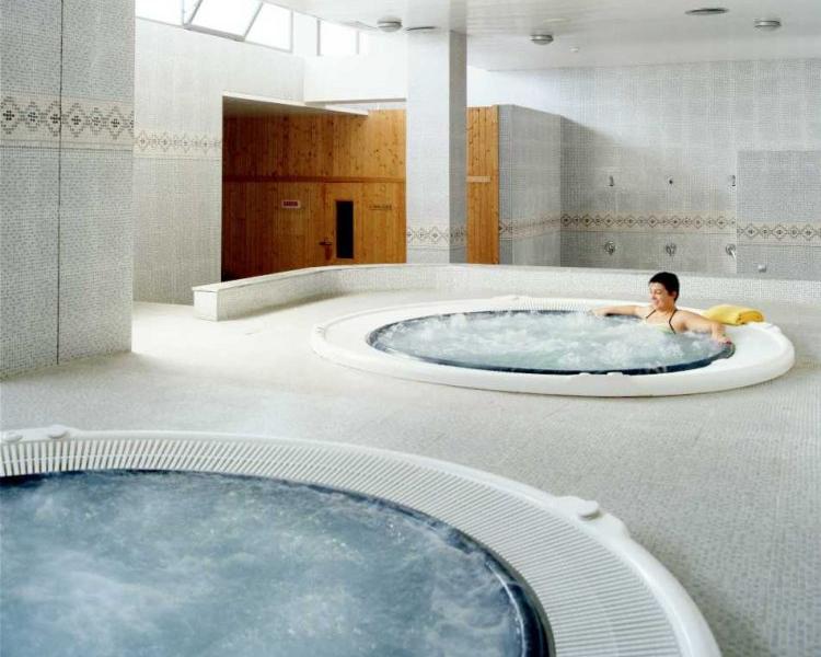 Reina Aparthotel