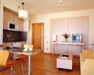 Reina Aparthotel
