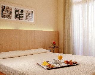 Reina Aparthotel