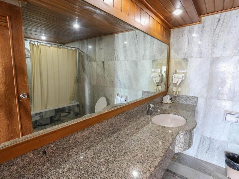 Royal Twins Palace Hotel