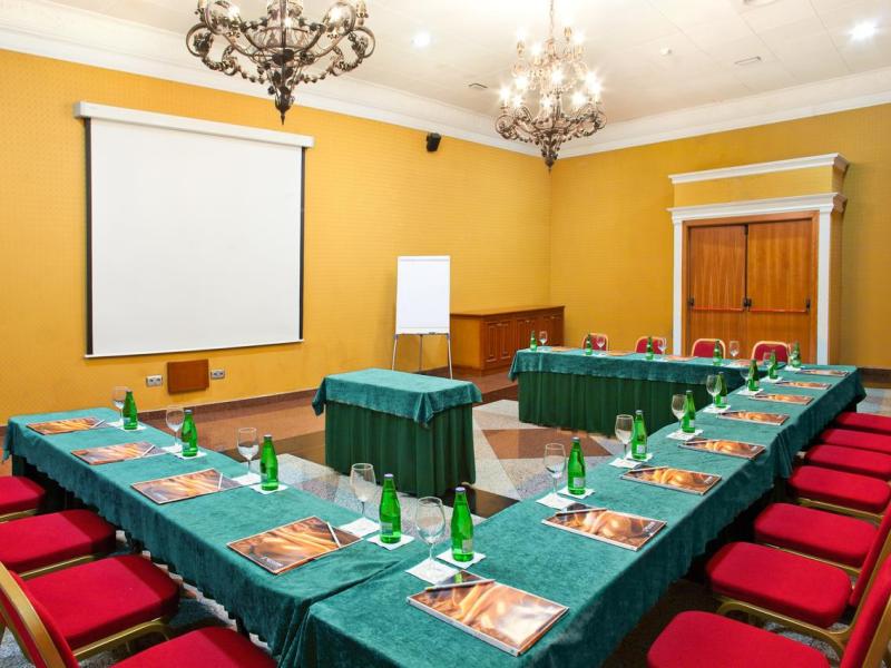 ILUNION Hotel Les Corts Spa