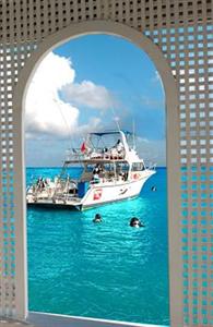 Shaw Park Beach Hotel & Suites