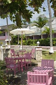 Shaw Park Beach Hotel & Suites