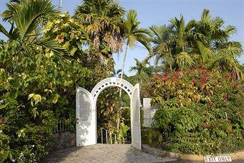 Shaw Park Beach Hotel & Suites