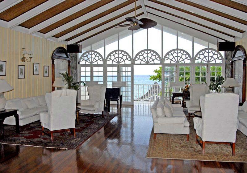 Shaw Park Beach Hotel & Suites