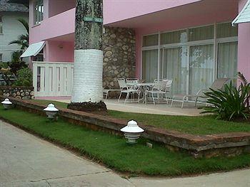 Shaw Park Beach Hotel & Suites