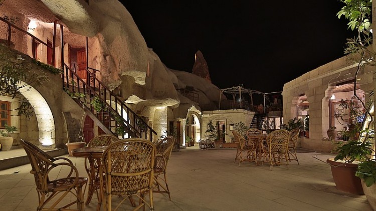 Shoestring Cave House 