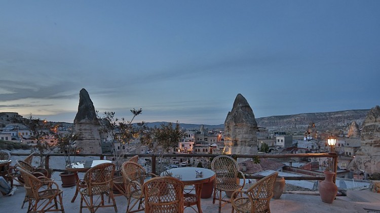 Shoestring Cave House 