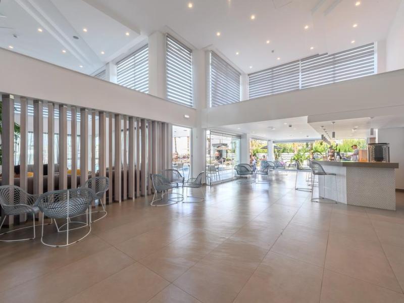 Tasia Maris Sands Hotel