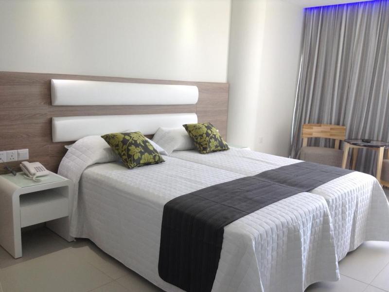 Tasia Maris Sands Hotel