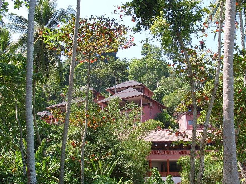 Koh Ngai Cliff Beach Resort