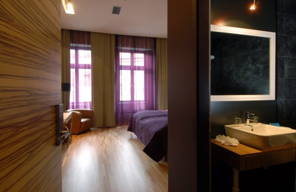 The Icon Hotel & Lounge