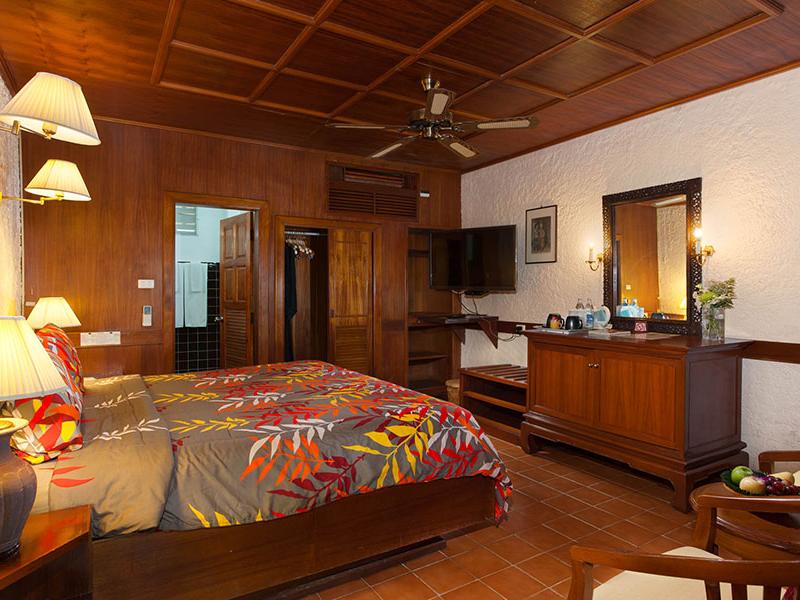 Tropica Bungalow Hotel & Restaurant