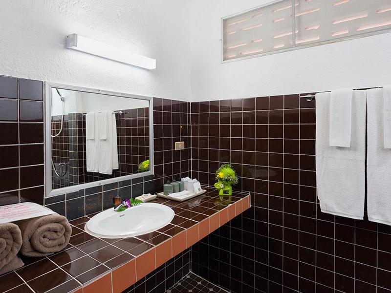 Tropica Bungalow Hotel & Restaurant