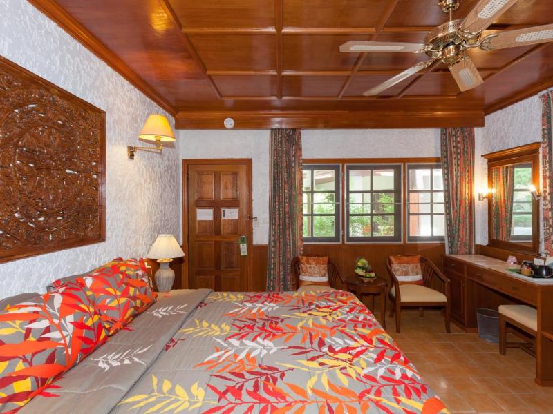 Tropica Bungalow Hotel & Restaurant