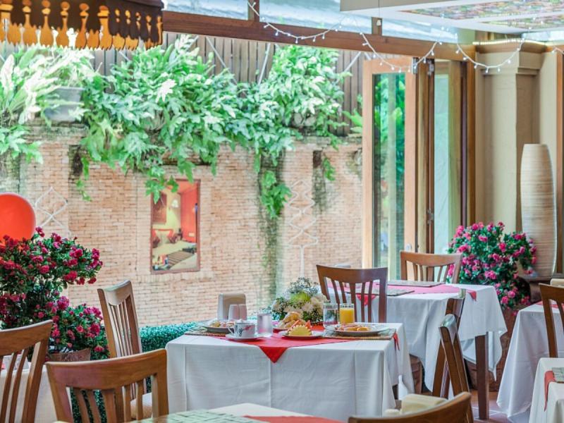 Tropica Bungalow Hotel & Restaurant