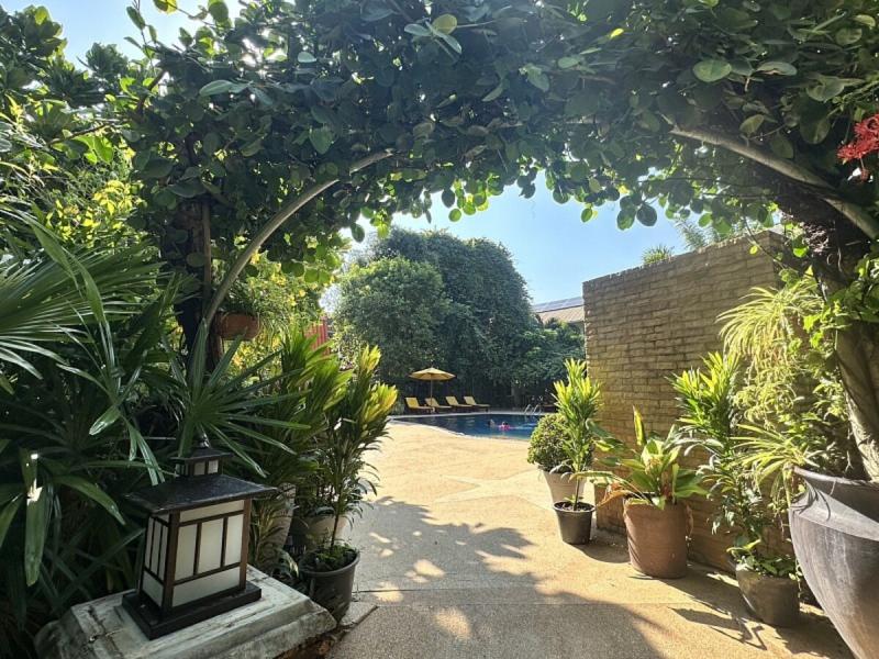 Tropica Bungalow Hotel & Restaurant