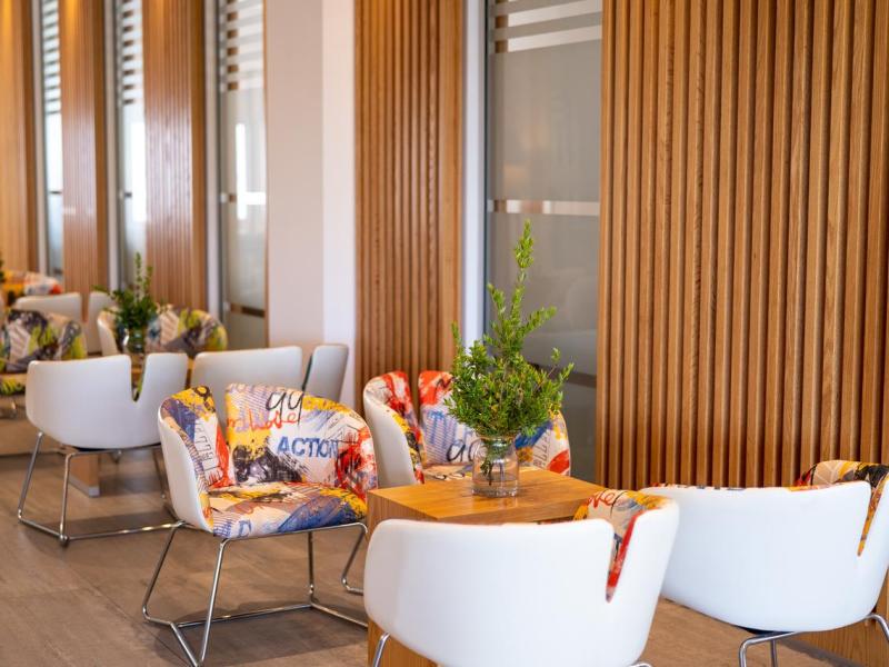 Vrachia Beach Hotel & Suites