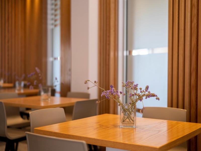 Vrachia Beach Hotel & Suites