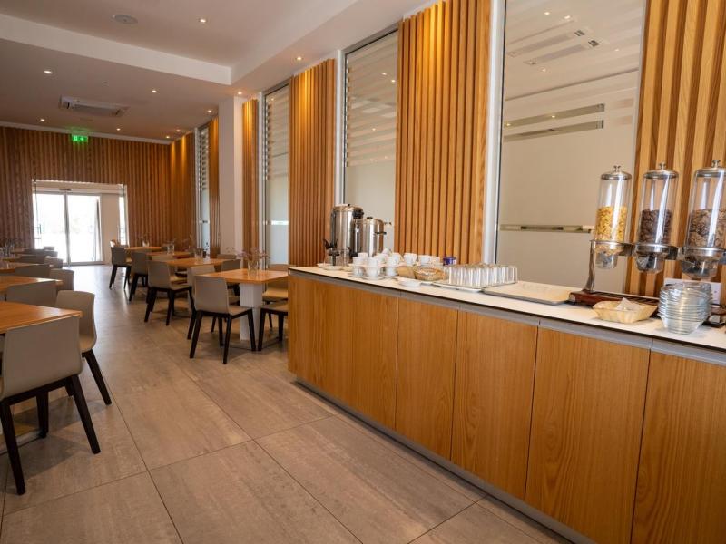 Vrachia Beach Hotel & Suites