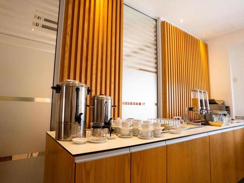 Vrachia Beach Hotel & Suites