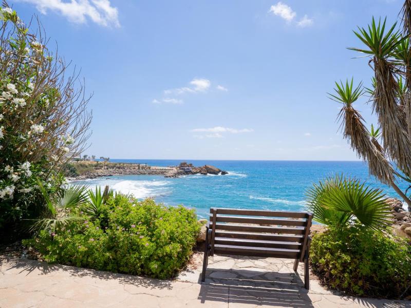 Vrachia Beach Hotel & Suites