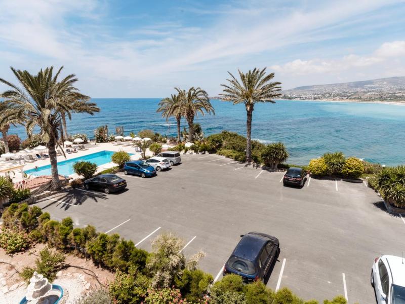 Vrachia Beach Hotel & Suites