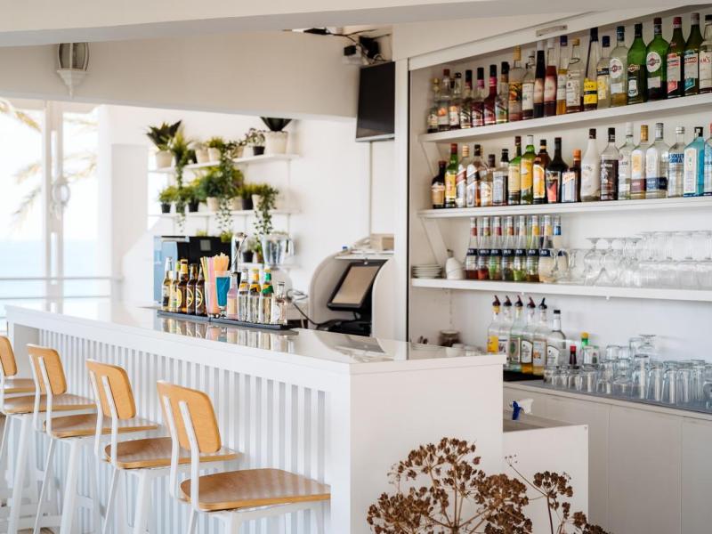 Vrachia Beach Hotel & Suites