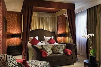 Warwick Paris
