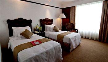 Waterfront Airport Hotel and Casino Mactan