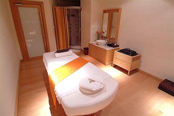 Bandara Suites Silom