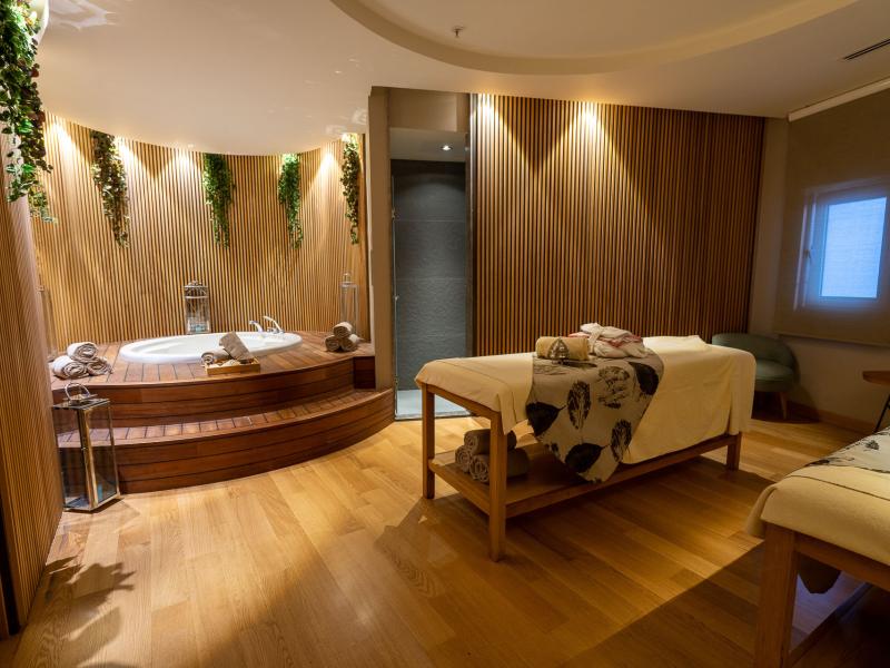 Lara Barut Collection