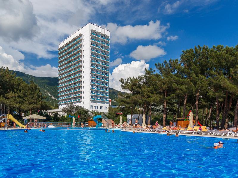 Приветливый берег