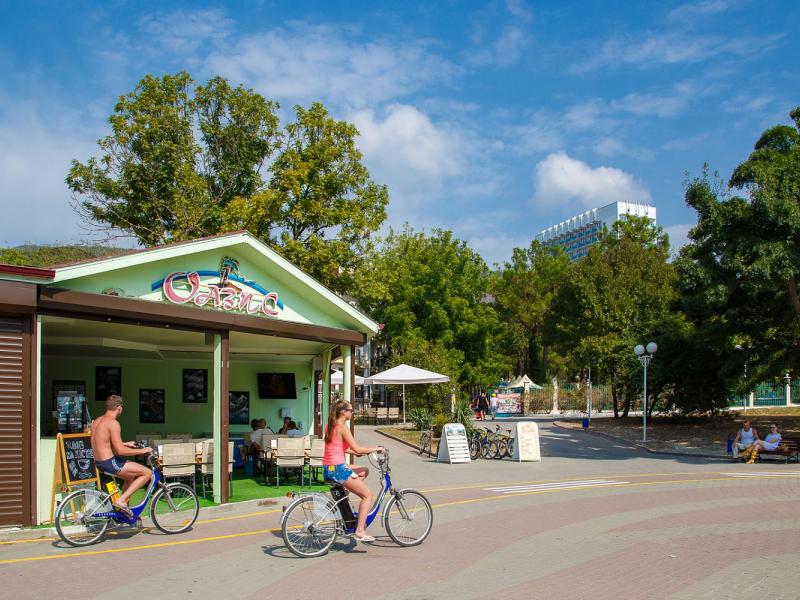 Приветливый берег