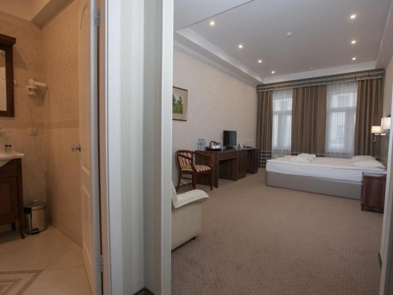 У золотых ворот