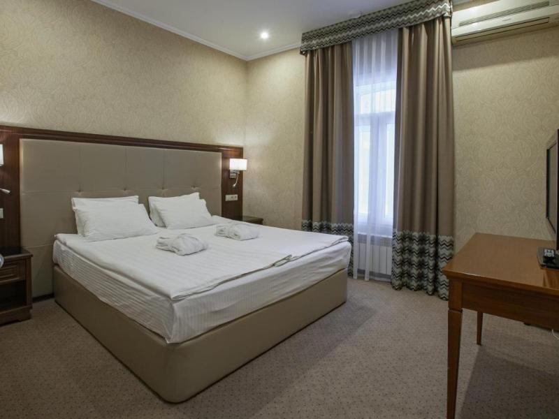 У золотых ворот