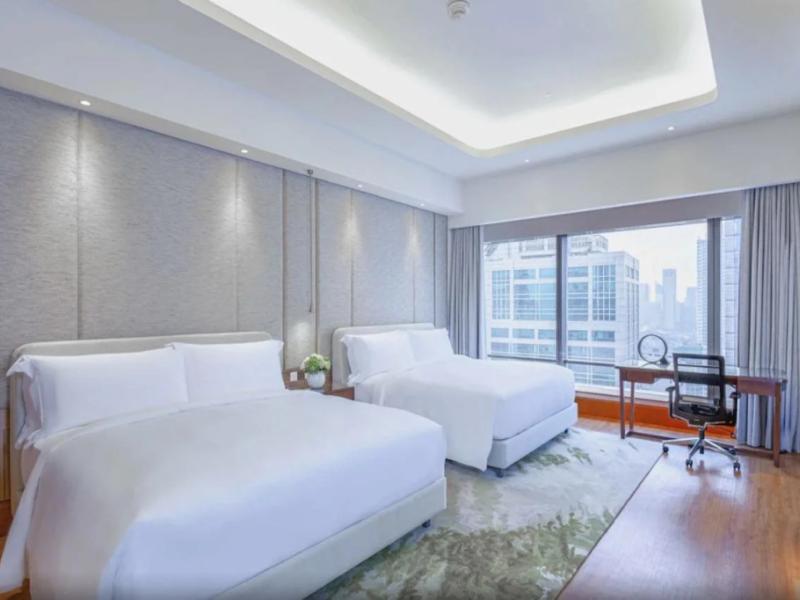 The Ritz-Carlton Jakarta, Mega Kuningan