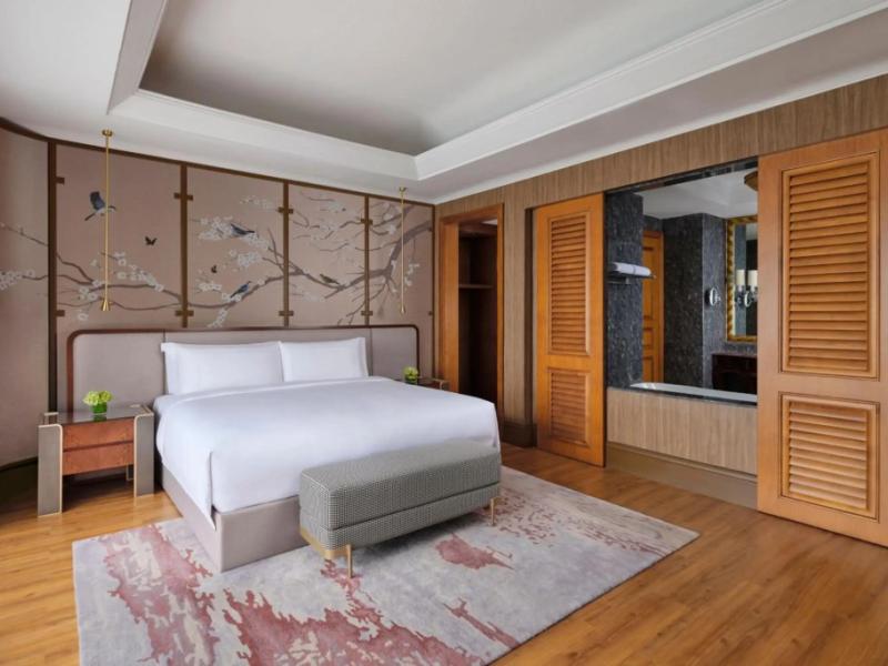 The Ritz-Carlton Jakarta, Mega Kuningan