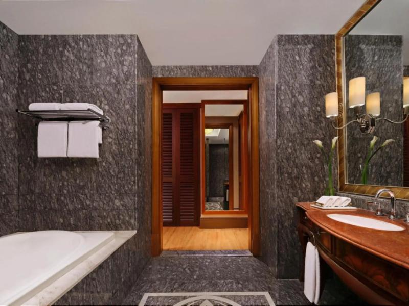 The Ritz-Carlton Jakarta, Mega Kuningan