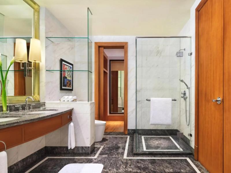 The Ritz-Carlton Jakarta, Mega Kuningan