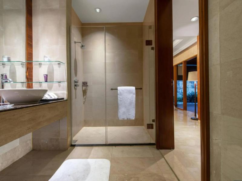 The Ritz-Carlton Jakarta, Mega Kuningan