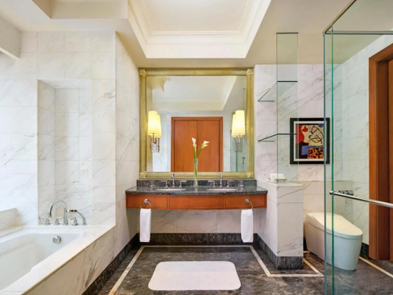 The Ritz-Carlton Jakarta, Mega Kuningan