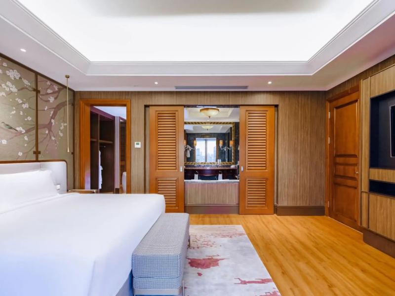 The Ritz-Carlton Jakarta, Mega Kuningan