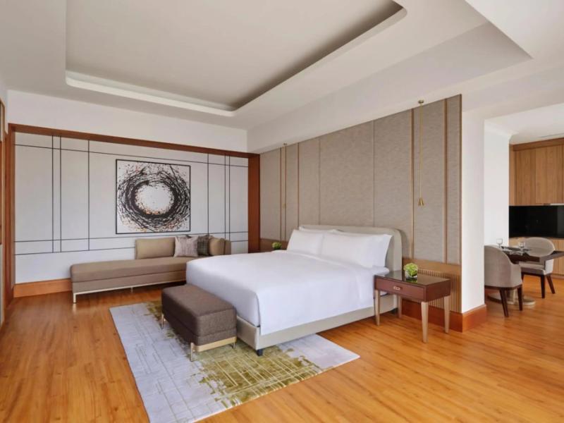 The Ritz-Carlton Jakarta, Mega Kuningan
