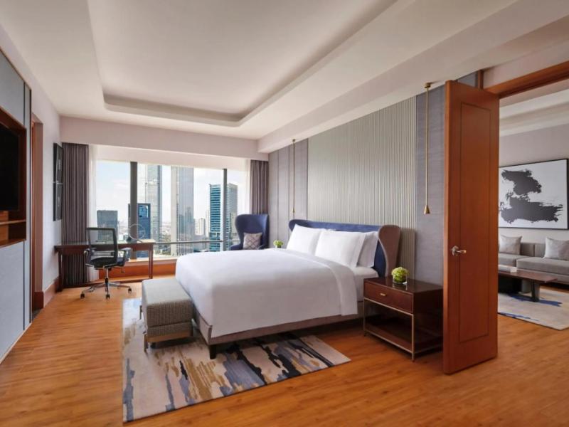 The Ritz-Carlton Jakarta, Mega Kuningan