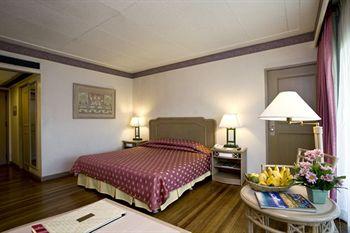 Waterfront Insular Hotel