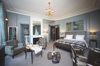 Champs Elysees Plaza